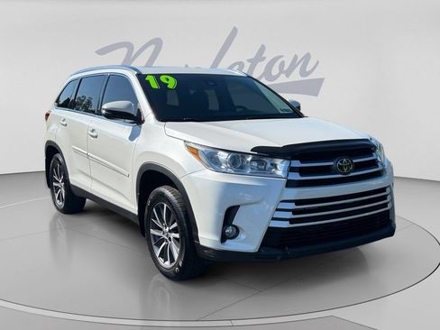 Used 2019 Toyota Highlander XLE AWD/4WD image 3