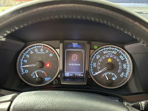 Used 2017 Toyota Tacoma TRD Off-Road w/ Premium & Technology Package AWD/4WD image 16
