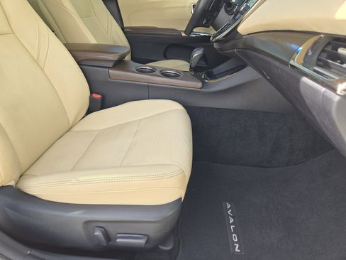 Used 2018 Toyota Avalon XLE Premium image 16