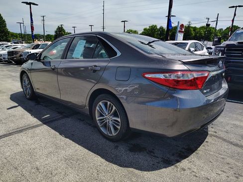 Used 2017 Toyota Camry SE w/ Moonroof Package FWD image 6