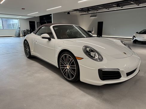 Used 2018 Porsche 911 Cabriolet image 4