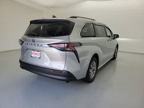 Used 2025 Toyota Sienna XLE FWD image 5