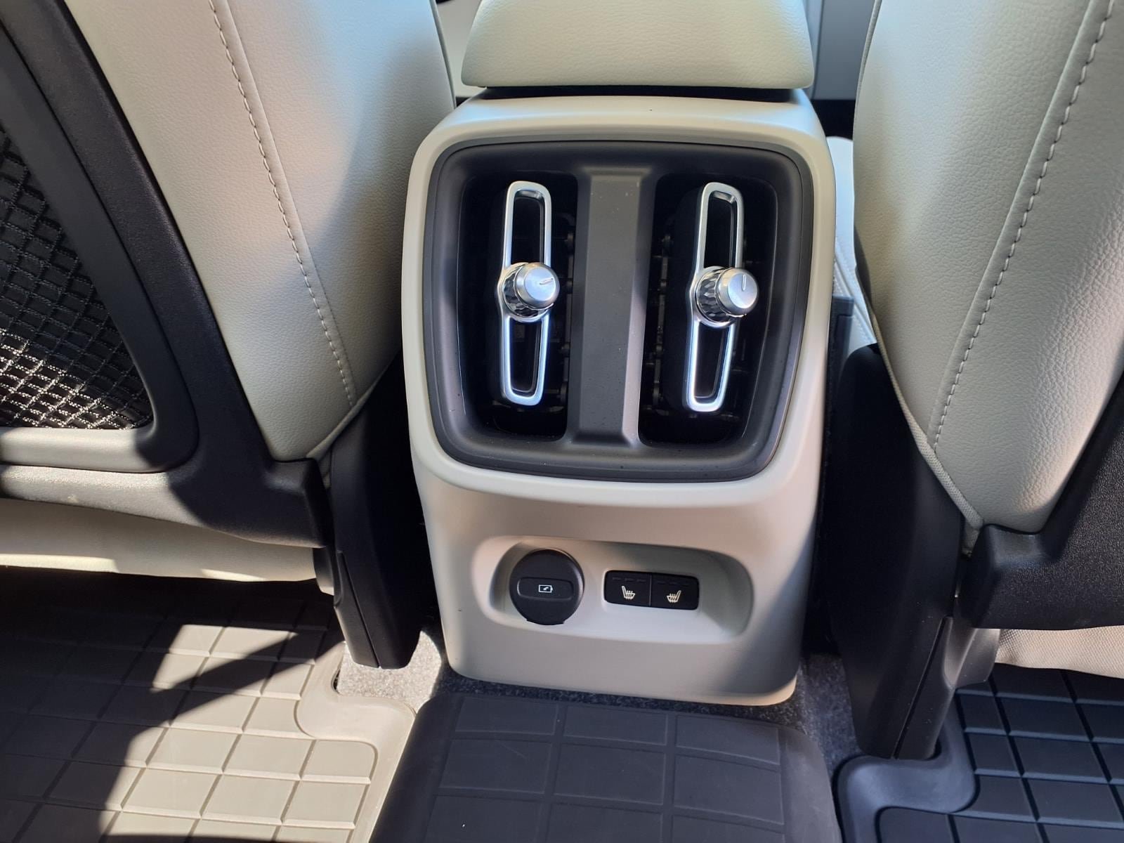 Certified 2023 Volvo XC40 B5 Ultimate w/ Protection Package Premier AWD/4WD image 16