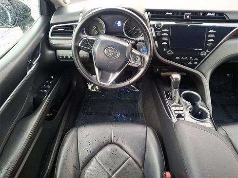 Used 2018 Toyota Camry XLE image 11