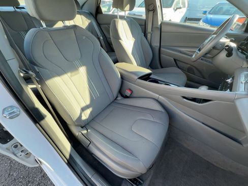 Used 2025 Hyundai Elantra SEL image 16