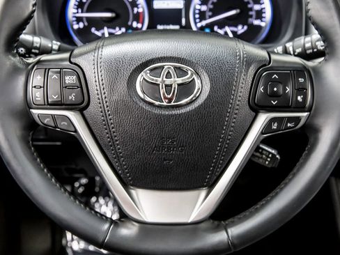 Used 2019 Toyota Highlander XLE AWD/4WD image 25