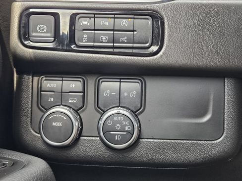 Used 2025 GMC Yukon Denali AWD/4WD image 22