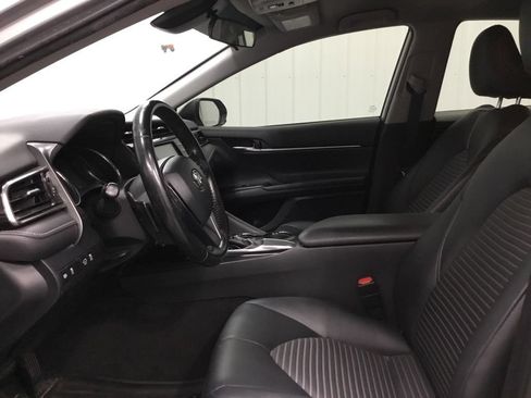 Used 2019 Toyota Camry SE FWD image 5