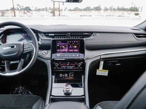 New 2025 Jeep Grand Cherokee Altitude image 13