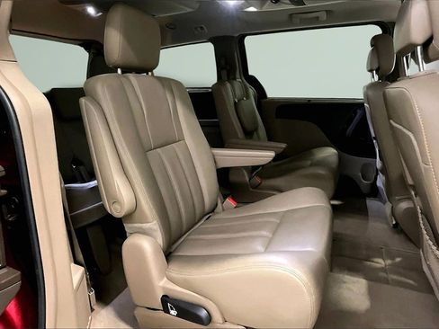 Used 2016 Chrysler Town & Country Touring-L image 25