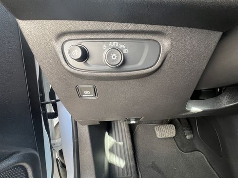 Used 2024 GMC Terrain SLE image 12