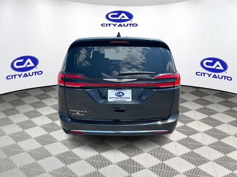 Used 2023 Chrysler Pacifica Touring-L FWD image 5