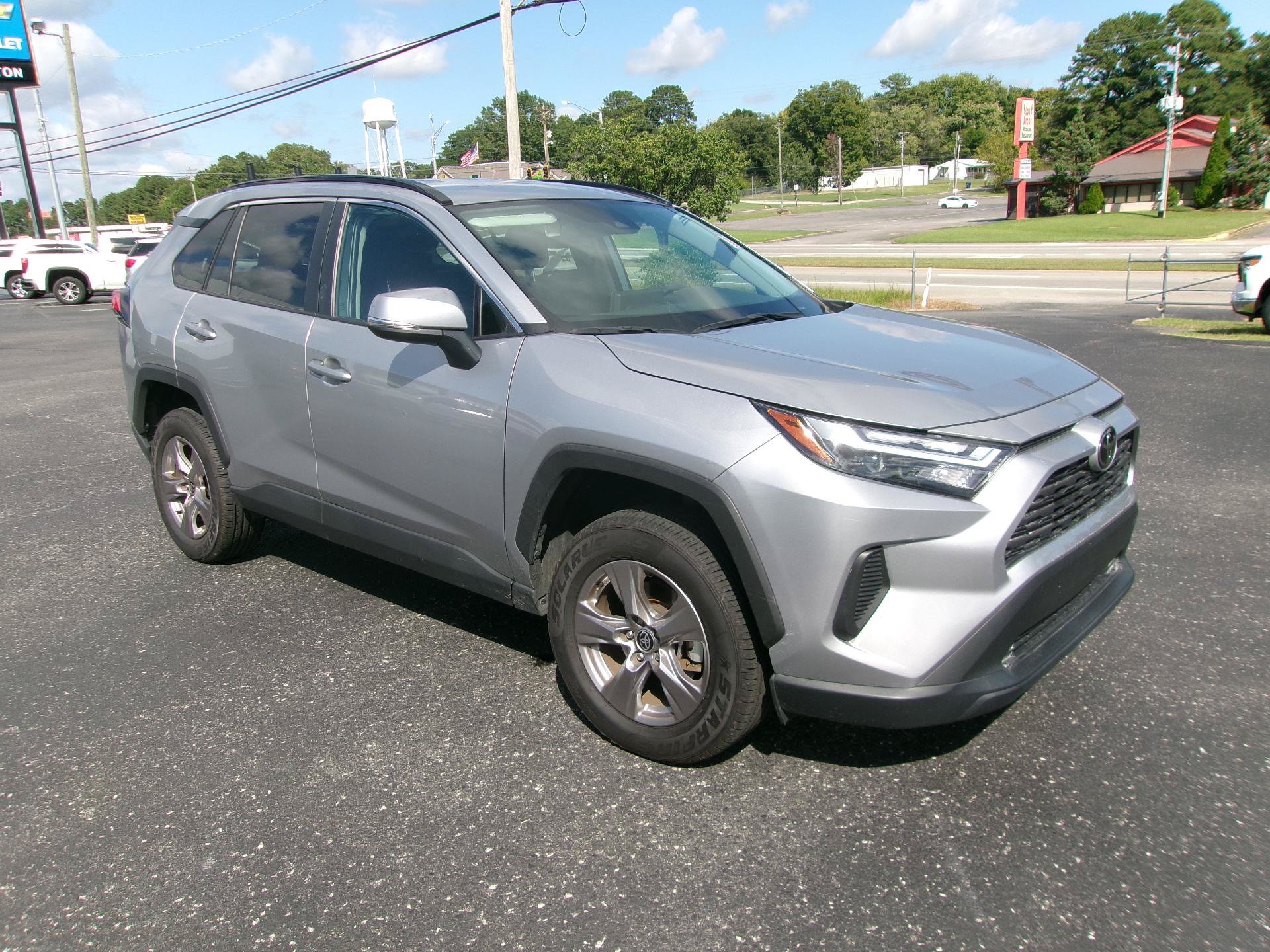 Used 2025 Toyota RAV4 XLE FWD image 4