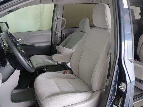 Used 2018 Toyota Sienna LE image 7