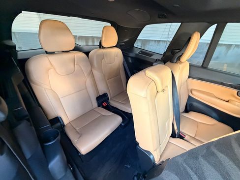 Used 2018 Volvo XC90 T6 Momentum w/ Momentum Plus Package AWD/4WD image 19
