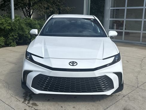 Used 2025 Toyota Camry SE w/ Convenience Package AWD/4WD image 5