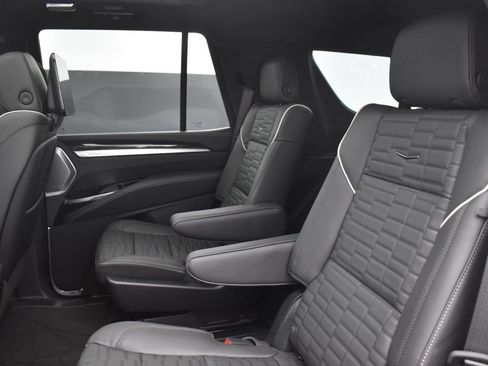 Certified 2026 Cadillac Escalade Platinum Sport w/ LPO, ONYX Package AWD/4WD image 29