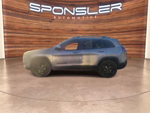 Used 2020 Jeep Cherokee Latitude Plus image 2