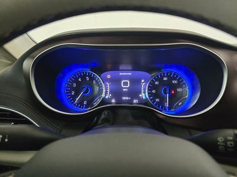 Used 2017 Chrysler Pacifica Limited image 10