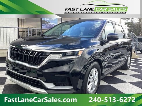 Used 2023 Kia Carnival LX image 1