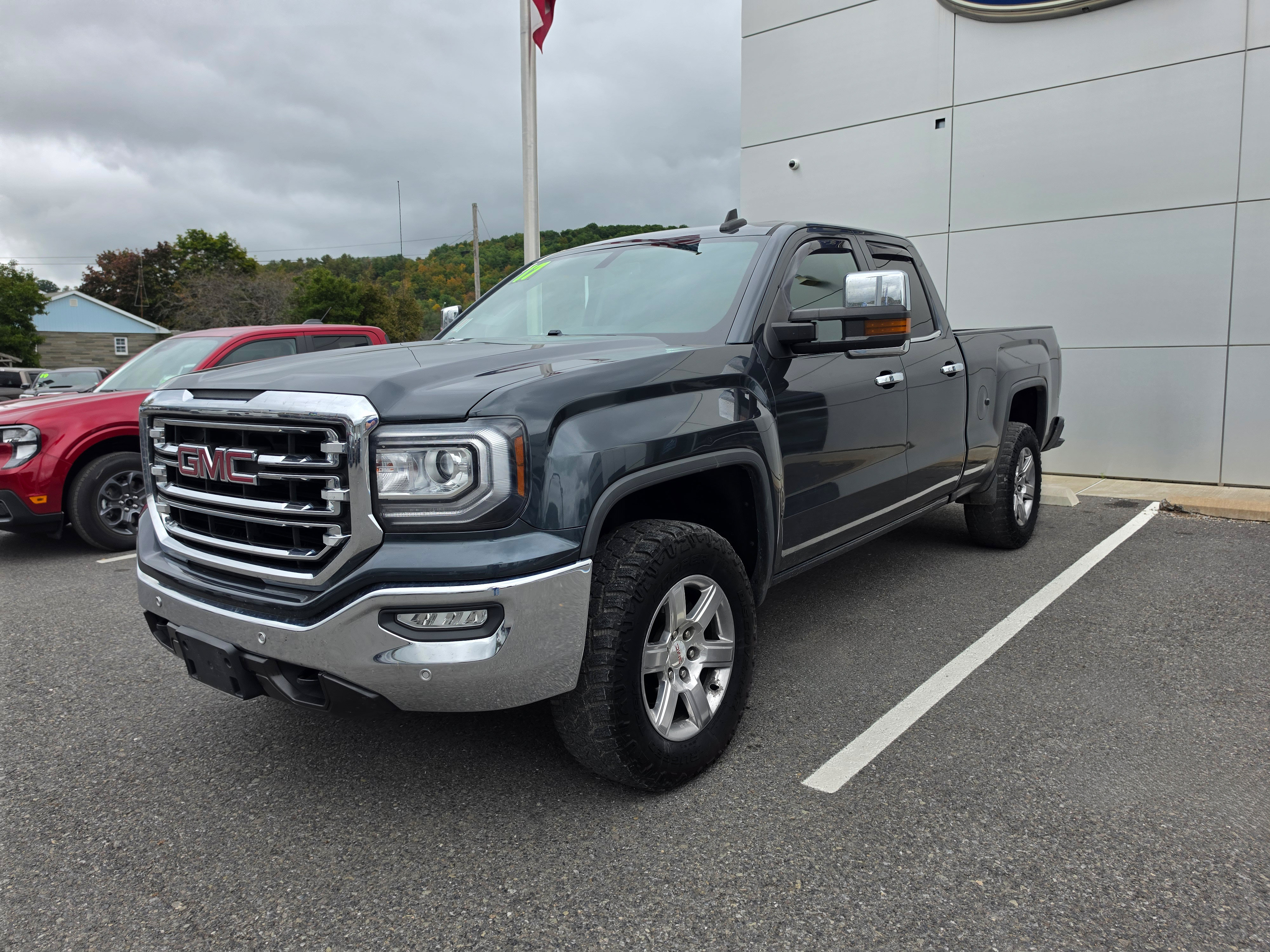 Used 2017 GMC Sierra 1500 SLT w/ SLT Premium Package AWD/4WD image 7