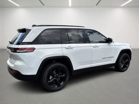 Used 2023 Jeep Grand Cherokee Altitude AWD/4WD image 4