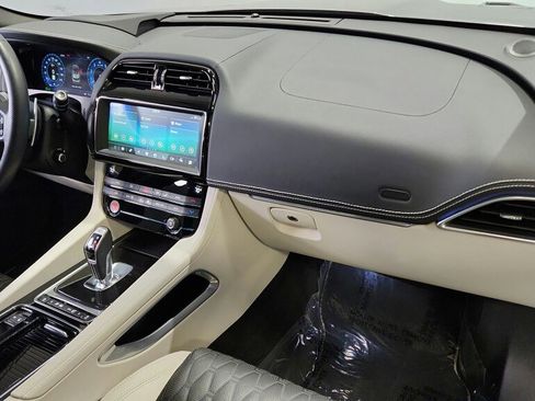 Used 2020 Jaguar F-PACE SVR image 18