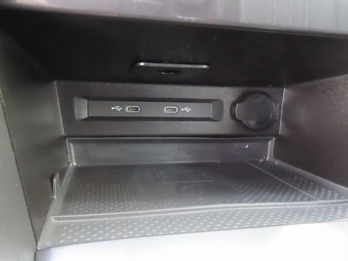 Used 2024 Volkswagen Tiguan SE R-Line image 11