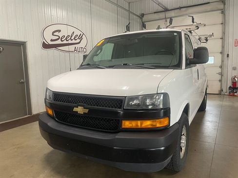 Used 2018 Chevrolet Express 3500 w/ Driver Convenience Package RWD image 2