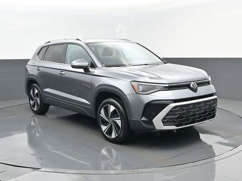 Used 2025 Volkswagen Taos SE image 3