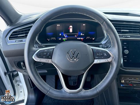 Used 2023 Volkswagen Tiguan SE w/ Panoramic Sunroof Package FWD image 12