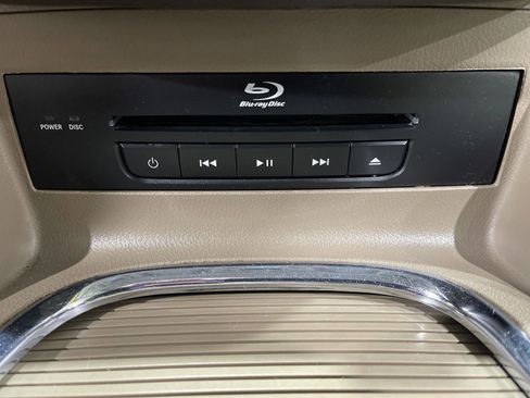 Used 2015 Chrysler Town & Country Limited Platinum image 30