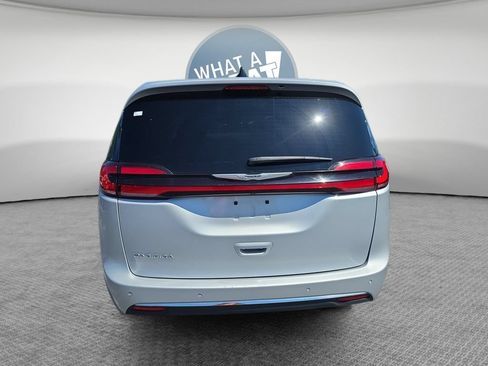 Used 2024 Chrysler Pacifica Touring-L FWD image 5