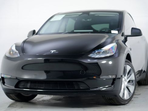 Used 2024 Tesla Model Y 2WD image 3