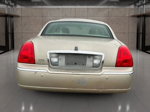 Used 2004 Lincoln Town Car Signature RWD image 5