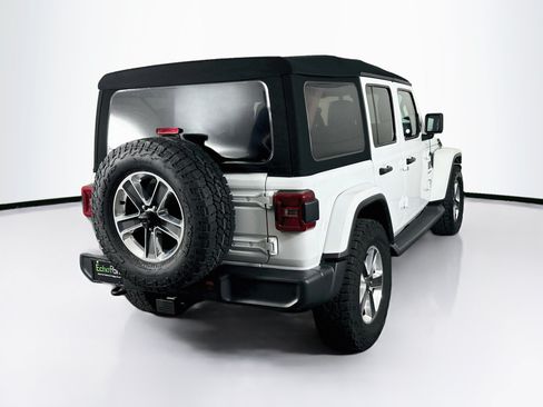 Used 2018 Jeep Wrangler Unlimited Sahara AWD/4WD image 9