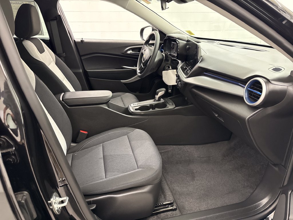 Used 2025 Chevrolet Trax LS FWD image 24
