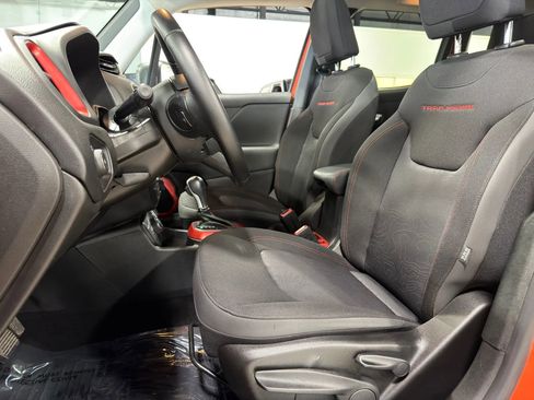 Used 2019 Jeep Renegade Trailhawk image 7