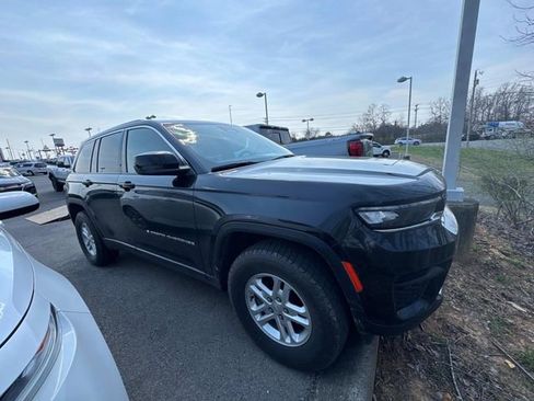 Used 2023 Jeep Grand Cherokee Laredo image 3