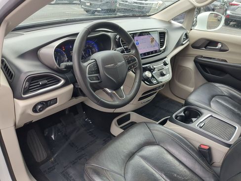 Used 2022 Chrysler Pacifica Touring-L FWD image 16