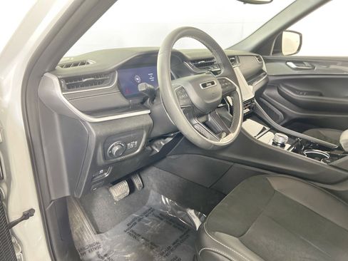 Used 2023 Jeep Grand Cherokee Altitude AWD/4WD image 9