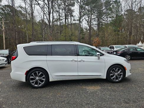 Used 2017 Chrysler Pacifica Limited image 12