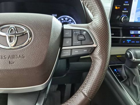 Used 2024 Toyota Sienna Platinum FWD image 15