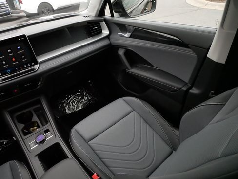 Certified 2025 Volkswagen Tiguan SE w/ Panoramic Sunroof Package AWD/4WD image 11