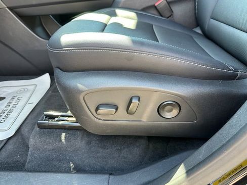 Used 2025 Chevrolet Traverse LT FWD image 21