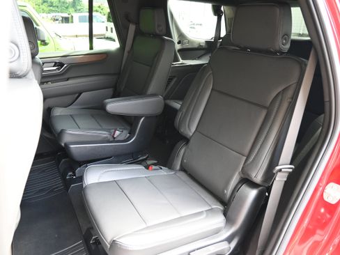 Used 2025 GMC Yukon Denali w/ Sun & Power Step Package AWD/4WD image 32