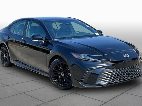 Used 2025 Toyota Camry SE FWD image 3