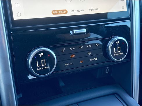 New 2026 Land Rover Discovery Dynamic SE image 35