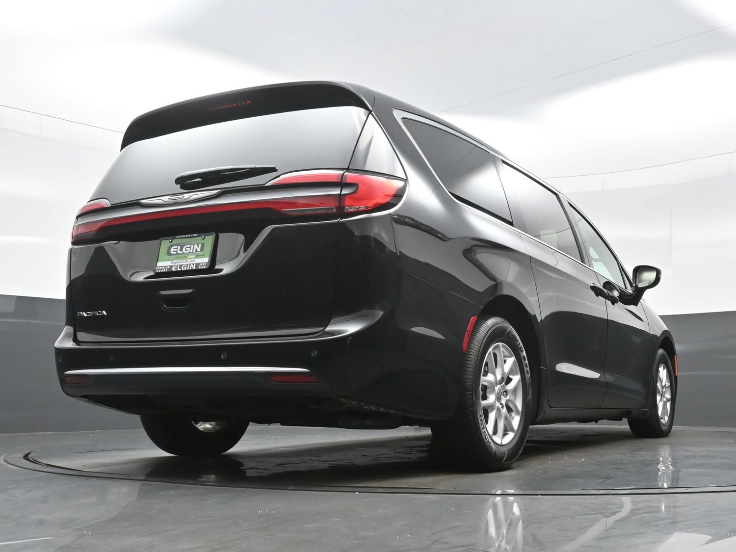 Used 2024 Chrysler Pacifica Touring FWD image 34