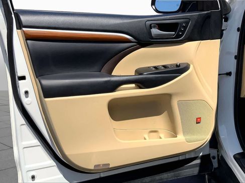 Used 2019 Toyota Highlander Limited FWD image 22